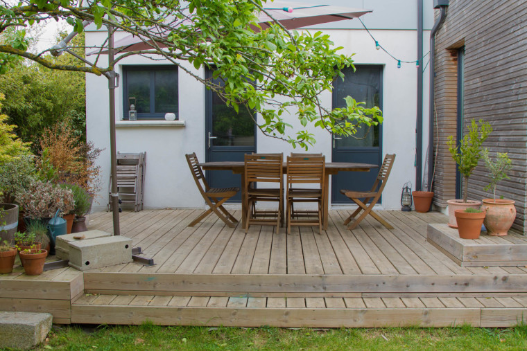 Comment poser une terrasse en composite sur de la terre ?