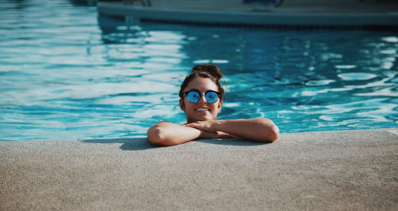 Comment installer un espace de détente dans une piscine ?